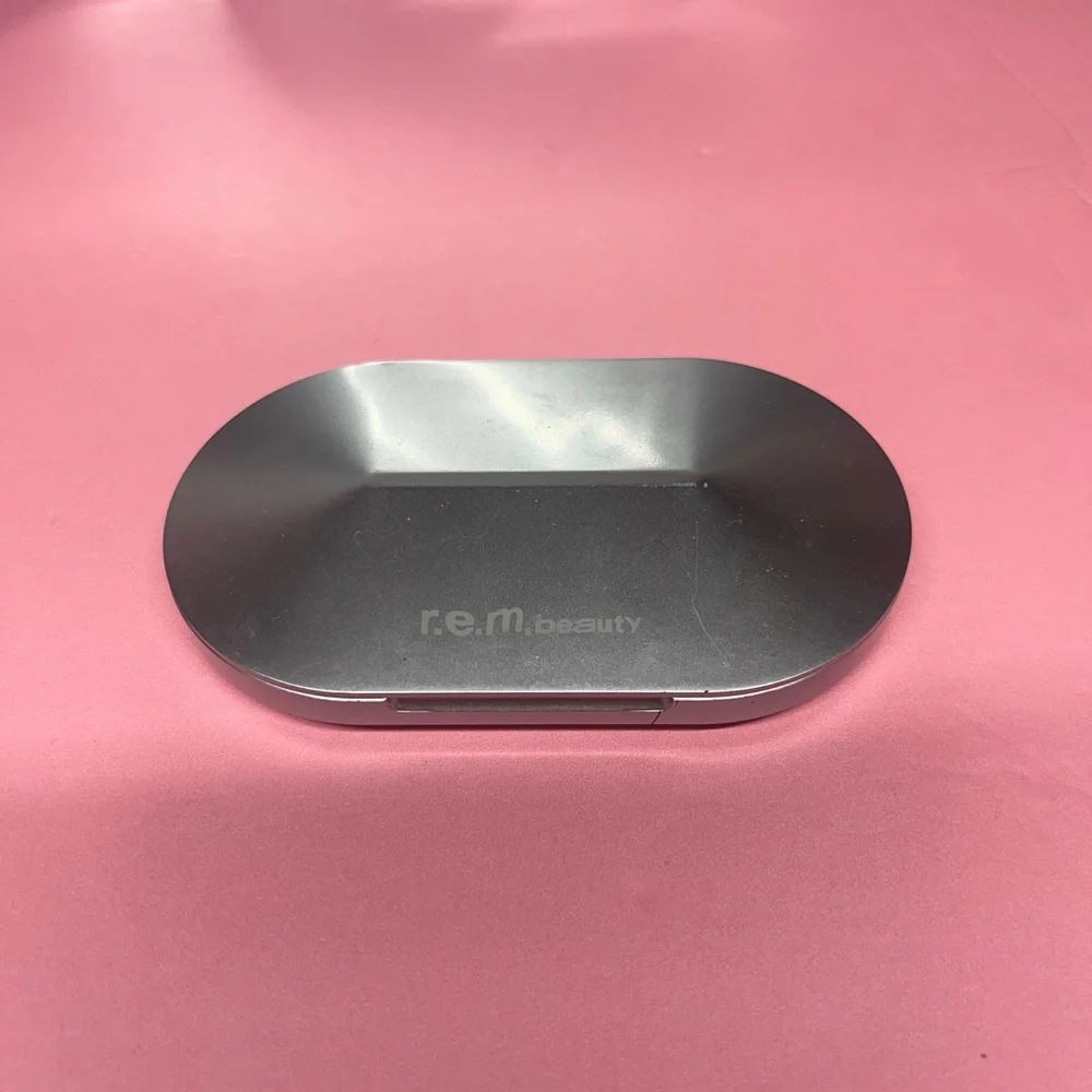 R.E.M BEAUTY eyeshadow pallet - Picture 1 of 5